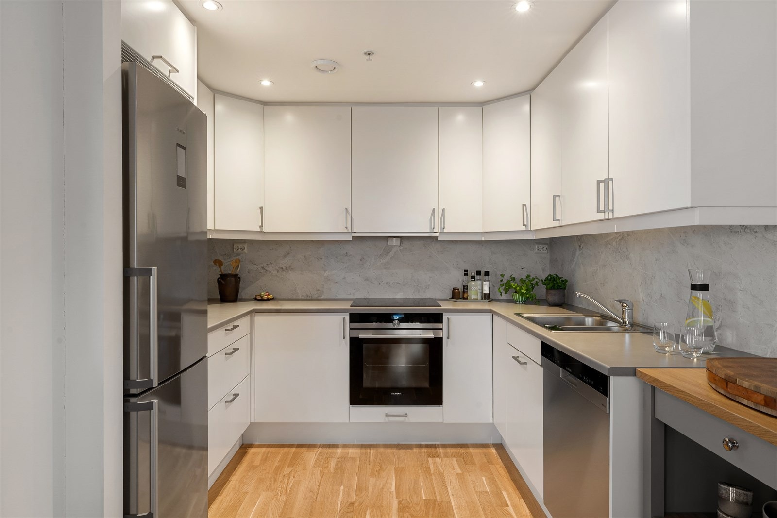 Flott kjøkken med god skap- og benkeplass. Integrert induksjonstopp, stekeovn og oppvaskmaskin Galleribilde