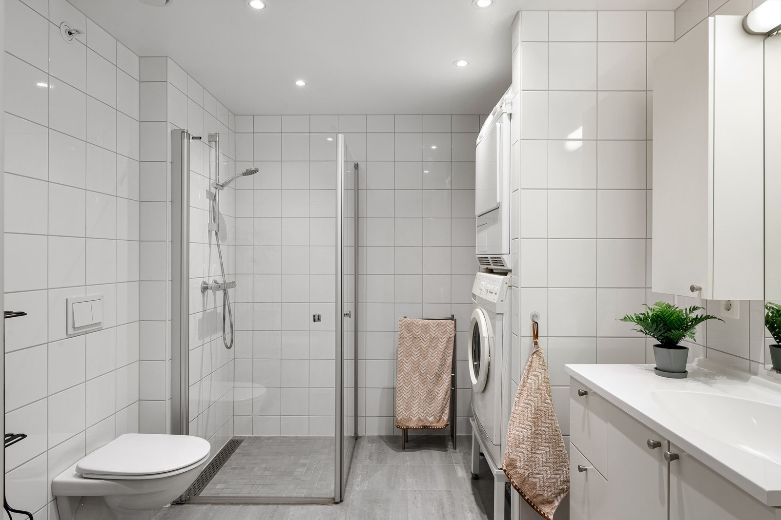 Lekkert helfliset kombinert bad og vaskerom med gulvvarme Galleribilde