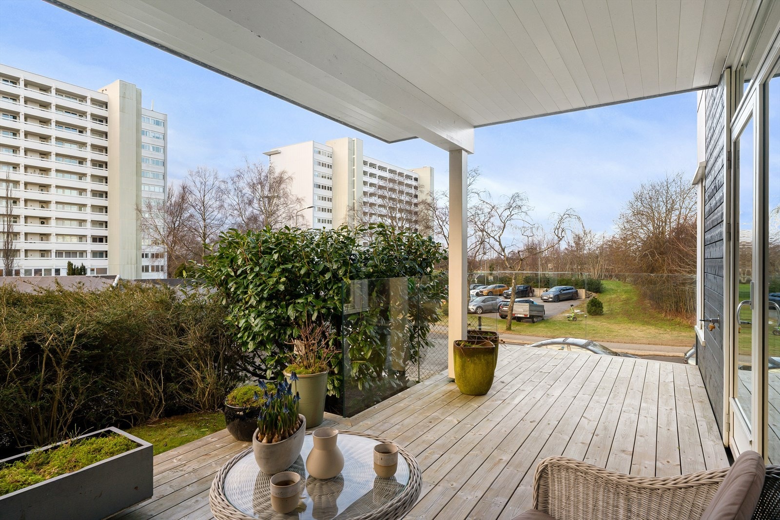 Her sitter du et nivå høyere enn veien og får fint utsyn over sameiets felles hage, samt de nærmeste omgivelsene Galleribilde