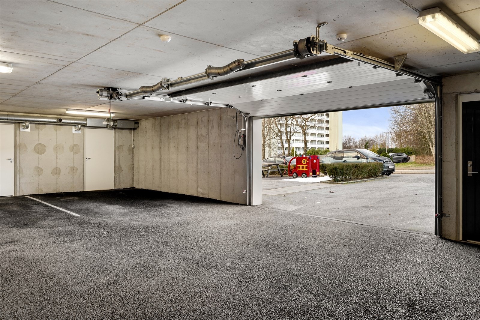 Fast parkeringsplass i lukket garasjeanlegg. Mulighet for elbil-lader Galleribilde