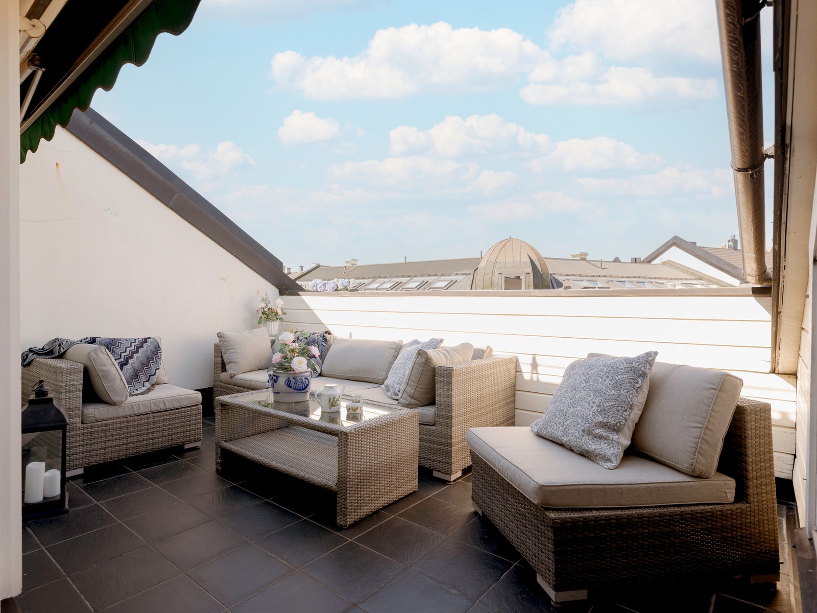 Det er rikelig med plass til utemøbler og grill Galleribilde