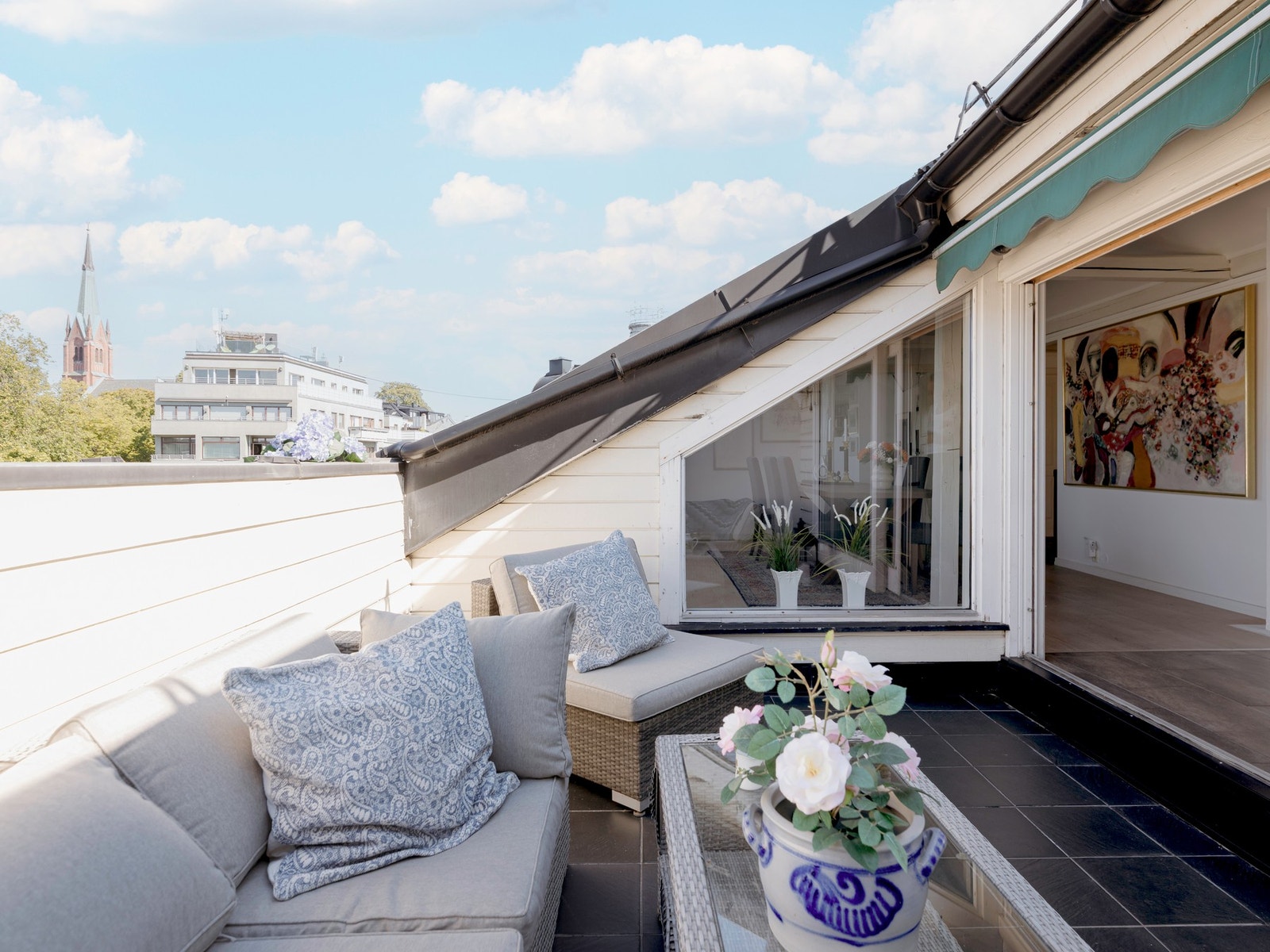 Leiligheten har en stor, privattakterrasse, to bad, et vaskerom, to soverom, stue, spisestue og kjøkken Galleribilde