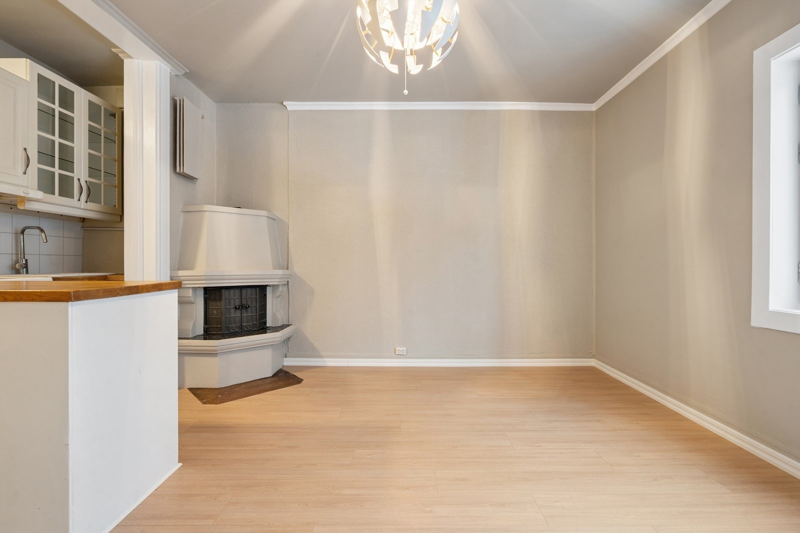 Det er vannbåren varme med radiator i stue/kjøkken - inkludert i felleskostnader. Galleribilde