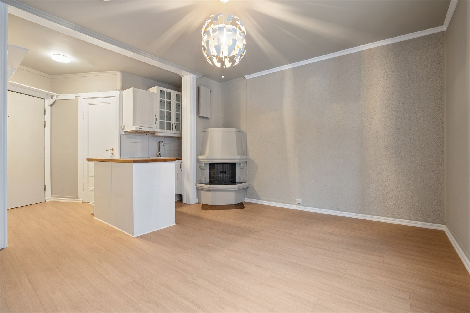 Leilighetens hjerte, er den store stuen med åpen kjøkkenløsning. Her er det mange innredningsmuligheter, alt etter hva man selv foretrekker og prioriterer. Galleribilde