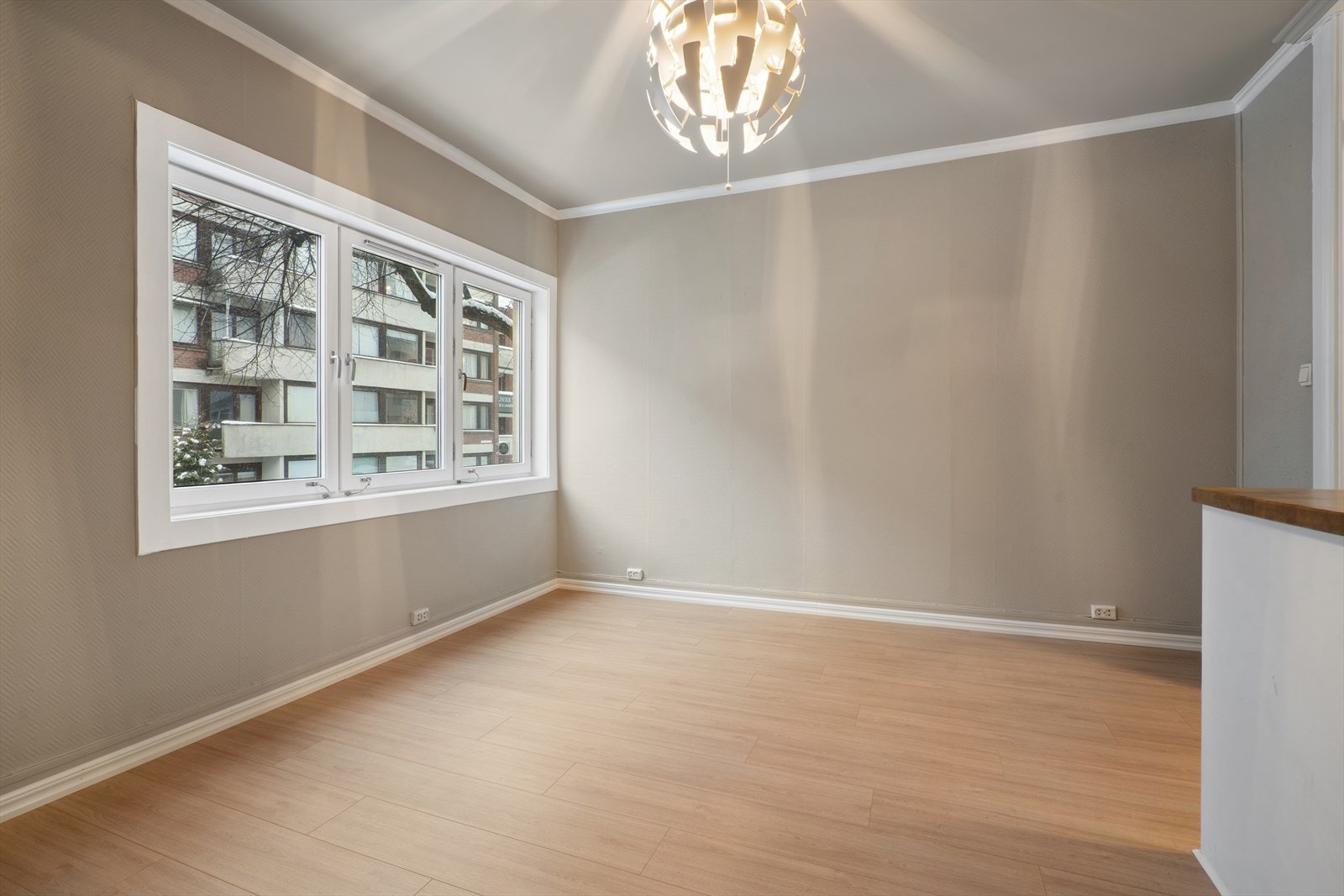 Store vinduer slipper inn godt med dagslys. Galleribilde