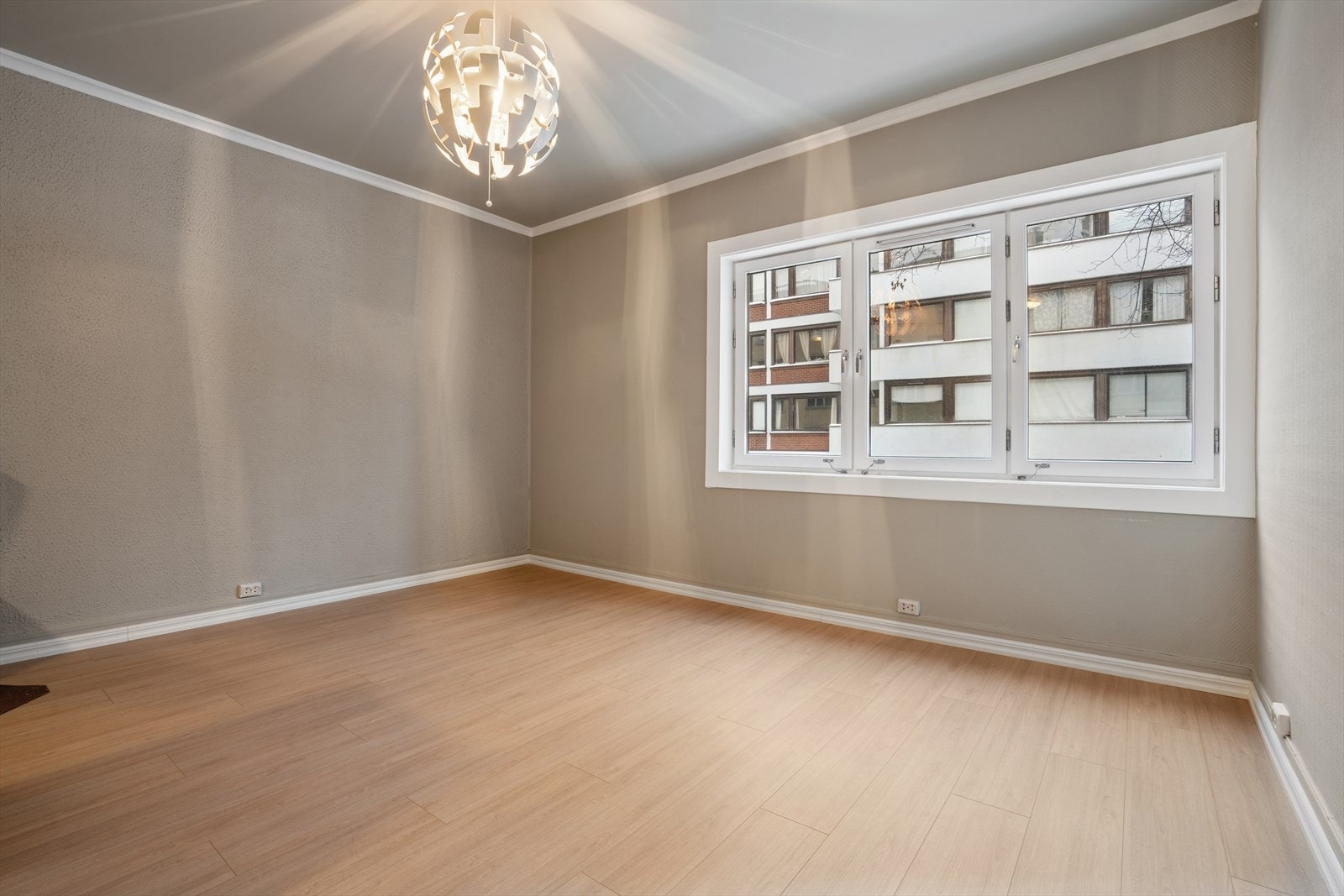 Det er nylig lagt nytt parkettgulv i stue/kjøkken og entré. Det er også montert nytt listverk, og hele leiligheten er malt. Galleribilde