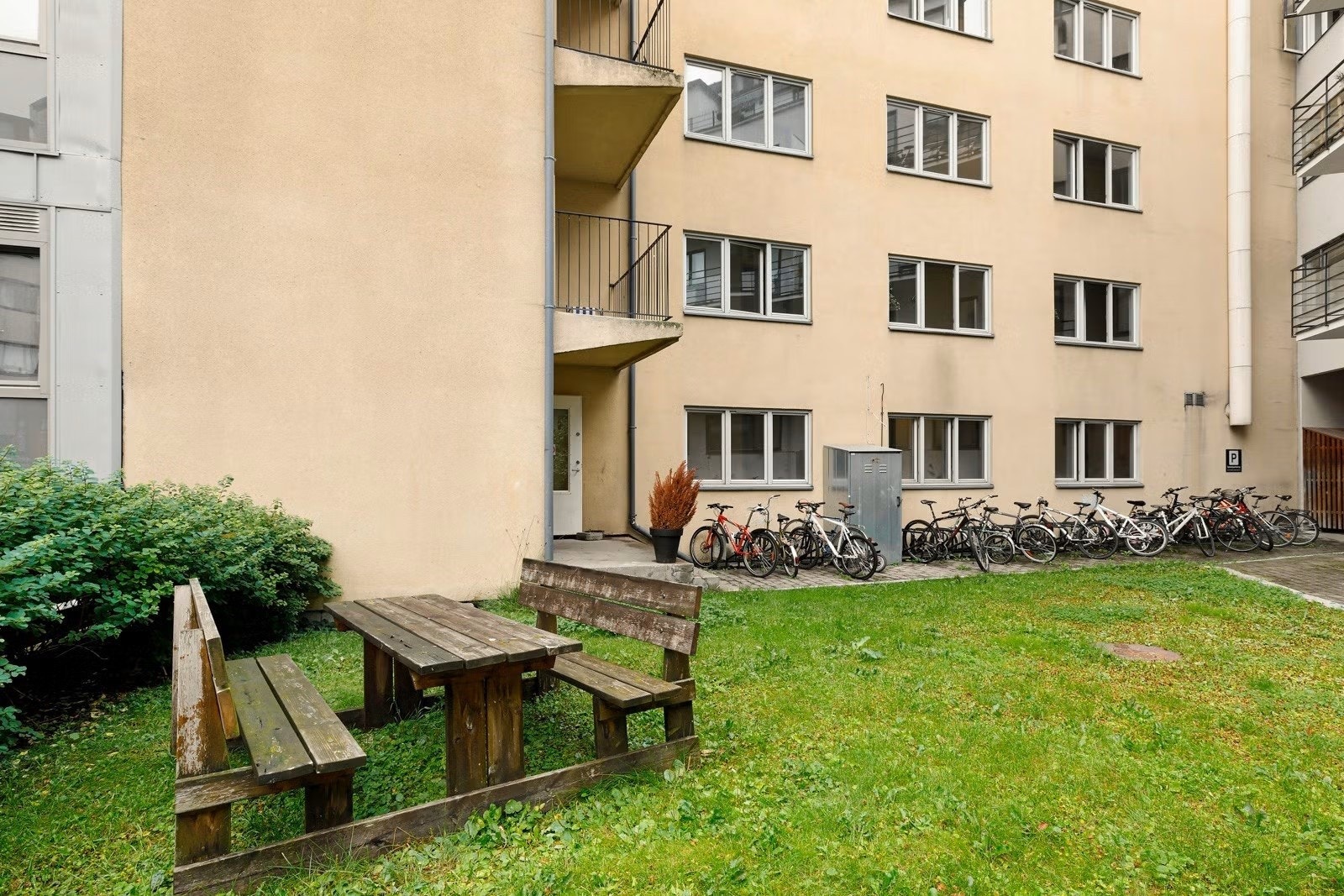 Sykkelparkering i skjermet bakgård. Galleribilde