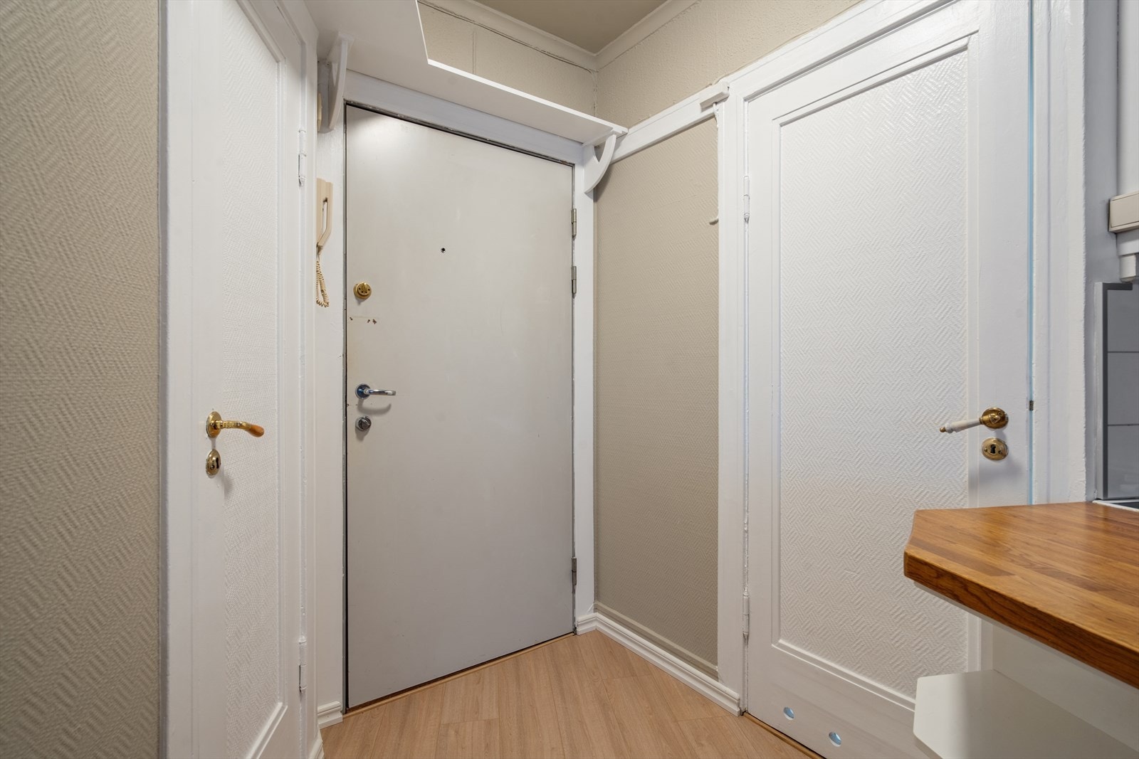 Entréen er lys og har plass til å henge fra seg yttertøy og sko. Galleribilde