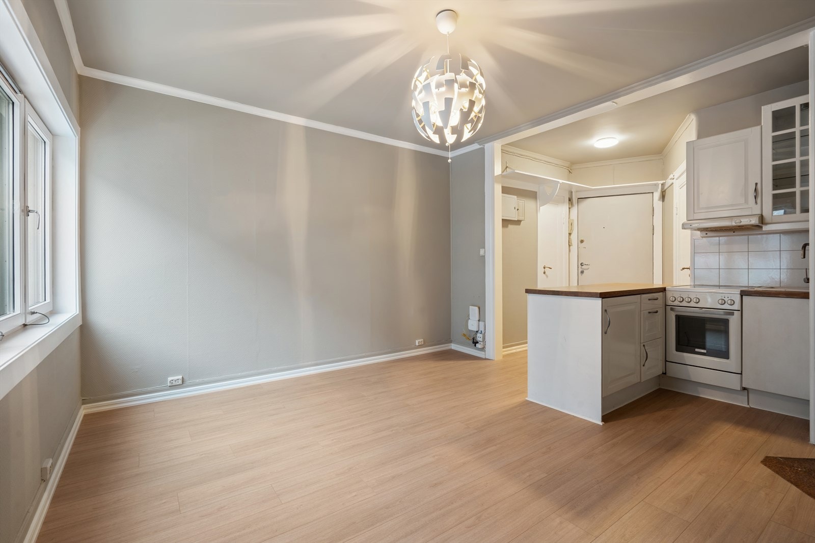 Det er rikelig med plass til en spisegruppe og en sofagruppe. Dersom man velger å benytte seg av sovesofa, vil rommet og dermed leiligheten oppleves som særdeles romslig. Galleribilde