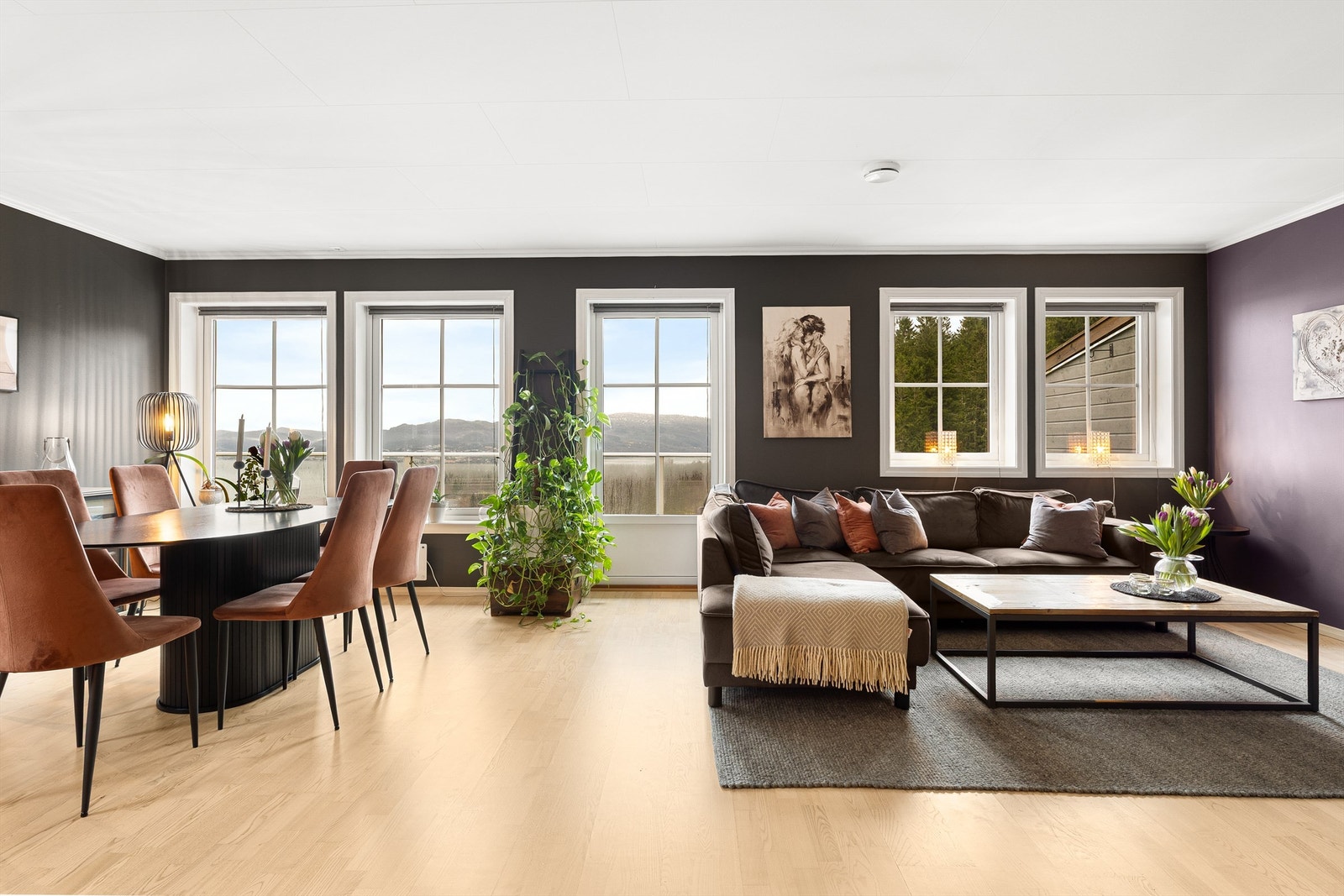 Stuen har god størrelse og her er store vindusflater som gir rikelig med naturlig lysinnslipp. Galleribilde