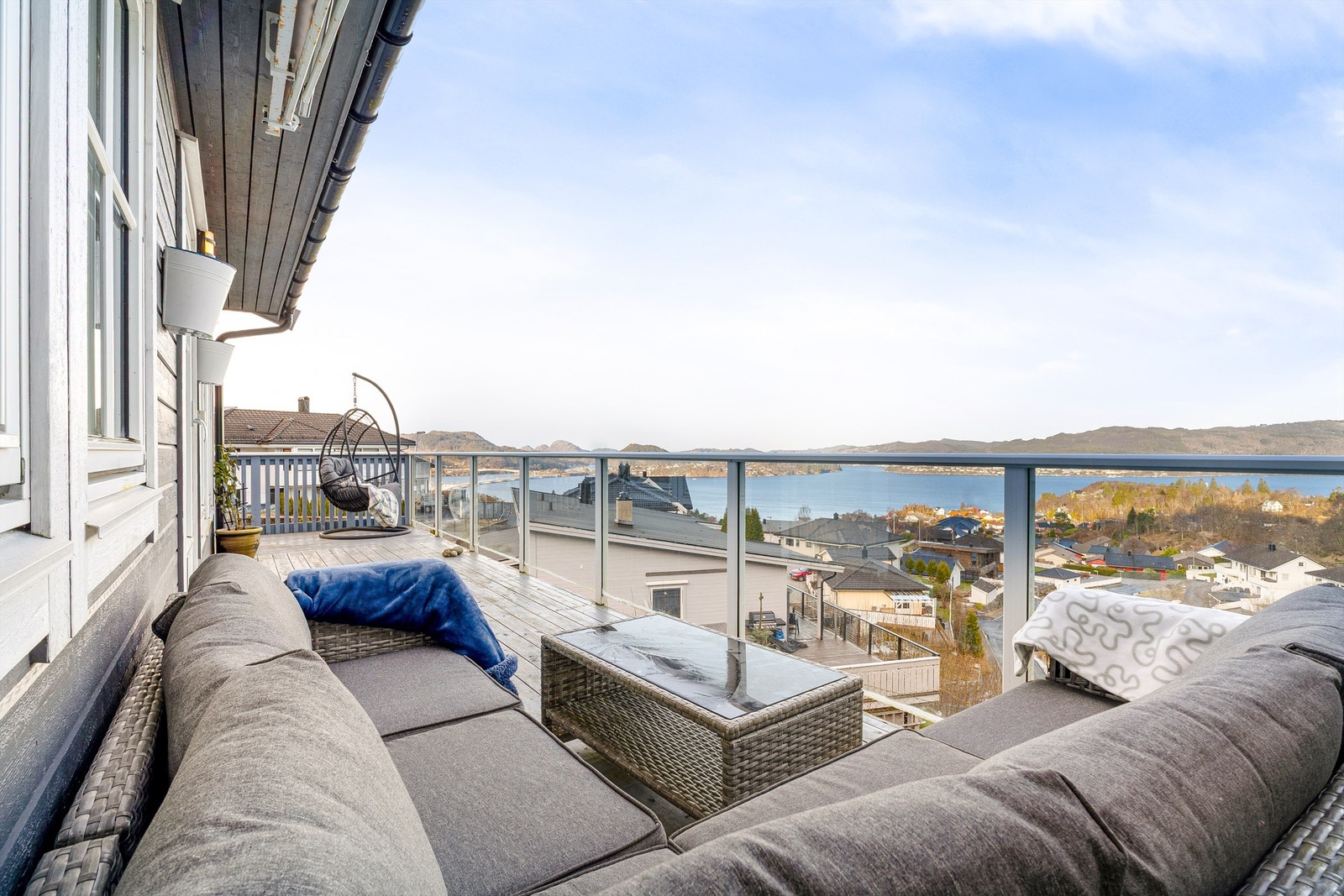 Stor balkong hvor sol og utsikt virkelig kan nytes. Balkongen strekker seg rundt huset til inngangssiden, og det er også tilkomst fra stue. Galleribilde