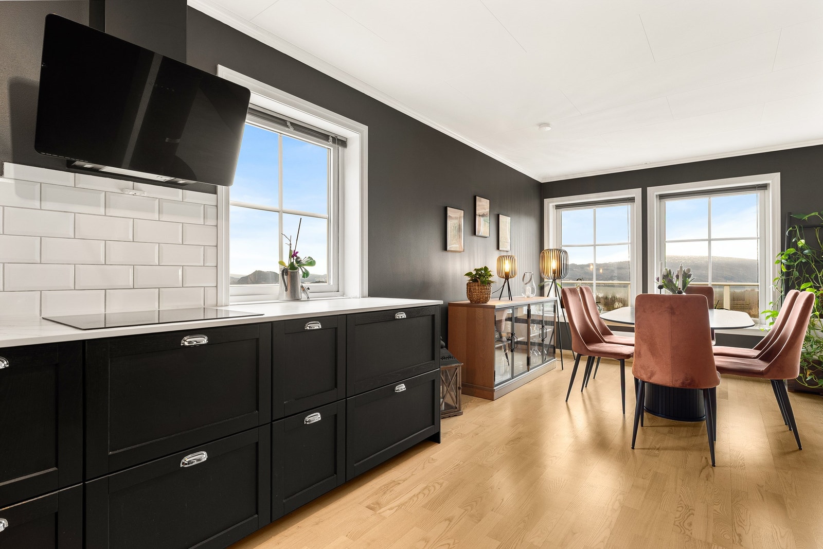 Praktisk med fliser på vegg over kjøkkenbenk. Kjøkkenet er moderne utstyrt med komfyrvakt og vannstopper med fuktsensor. Galleribilde