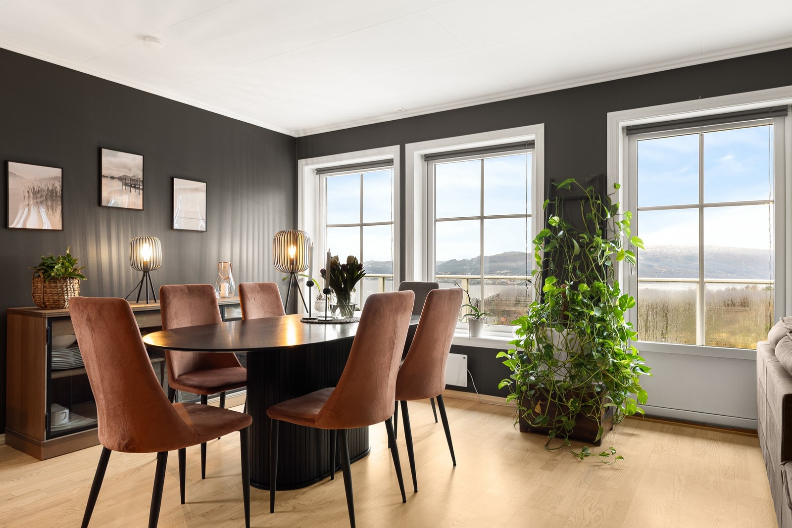 God plass til spisestue i tilknytning til kjøkkenet. Galleribilde