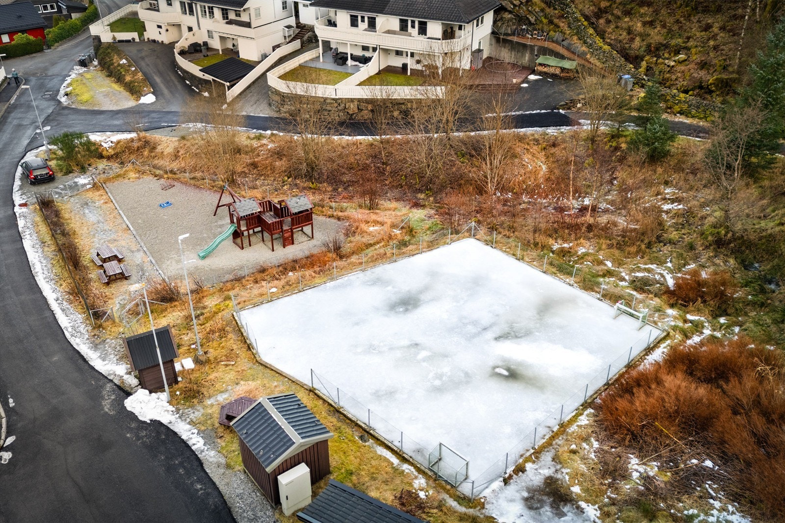 I nabolaget har man lekeplass og ballbane der man i år har hatt stor glede av skøytebane. Galleribilde