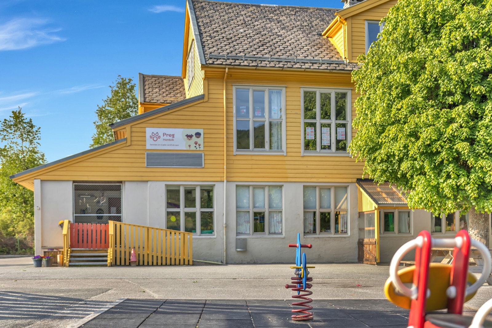 Fra boligen er det gangavstand til barnehage og barneskole. Galleribilde
