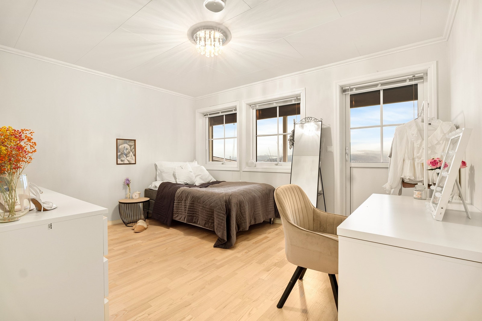 Stort soverom i u. etasje med utgang til markterrasse. Galleribilde