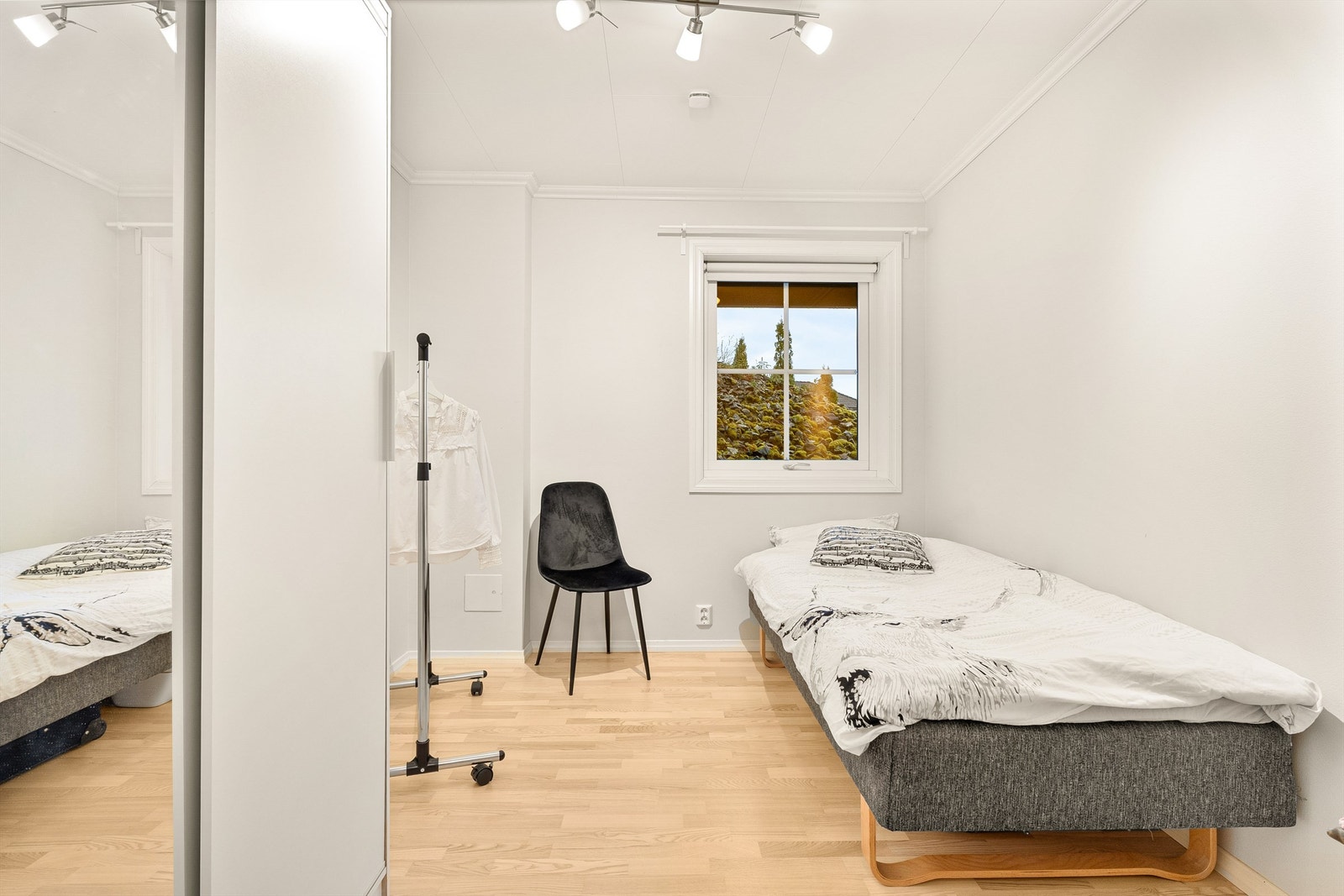 Soverom i u. etasje med skyvedørsgarderobe. Galleribilde