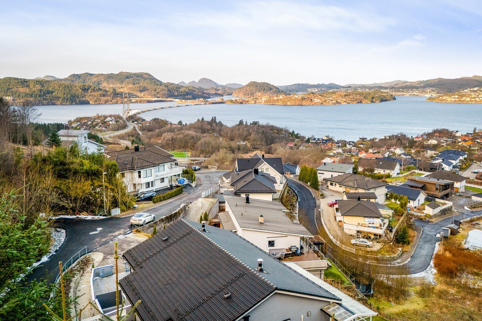 Olderkjerret 120 - Boligen ligger høyt og fritt til med storslått utsikt mot fjorden. Foto: Stian Inderhaug Galleribilde
