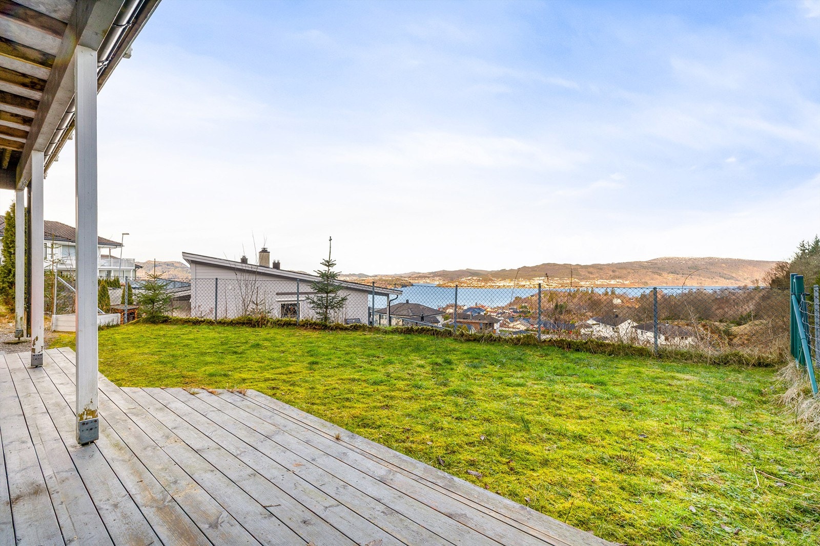 Inngjerdet hage med terrasse og gressplen gir god boltreplass for store og små. Galleribilde