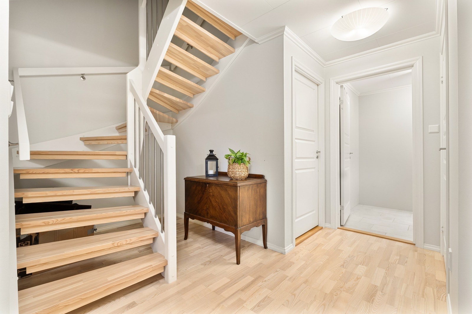 Boligens u. etasje inneholder gang, 3 soverom, bad, vaskerom og bod. Galleribilde