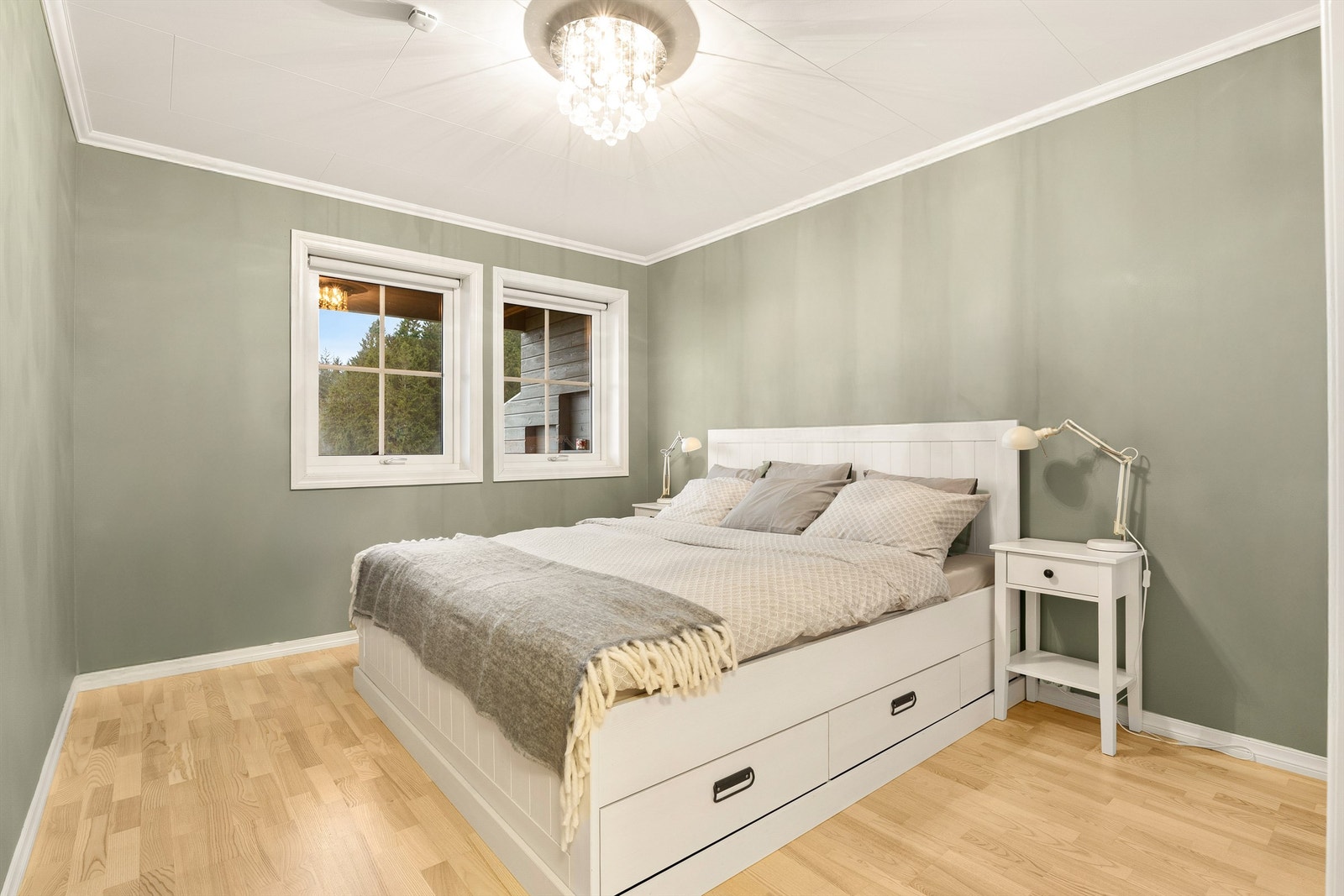 Hovedsoverom i u. etasje. Det er tre soverom i u. etasje, alle med parkett på gulv og pene fargevalg på veggflater. Galleribilde