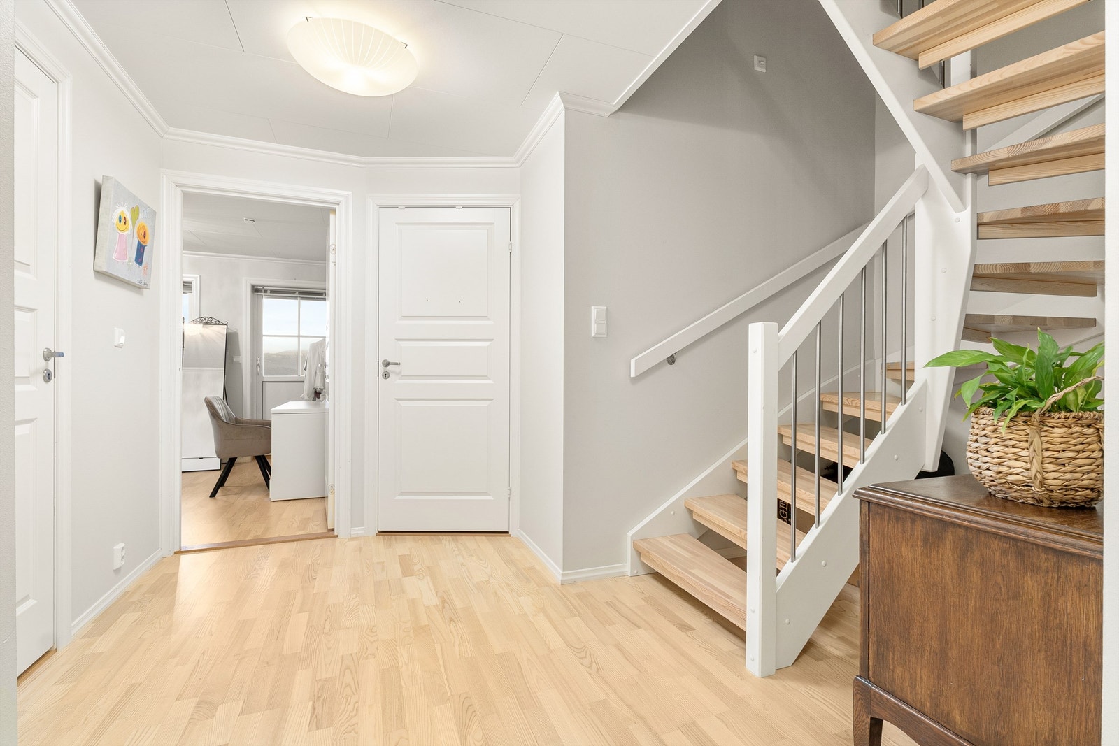 Gang i u. etasje med parkett på gulv Galleribilde