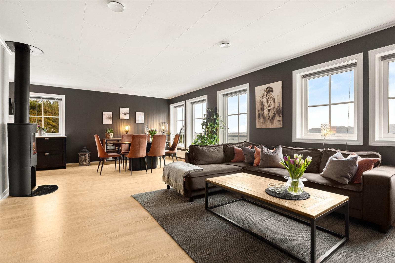 Flotte materialvalg og den mørke veggfargen skaper en lun atmosfære i rommet. Galleribilde