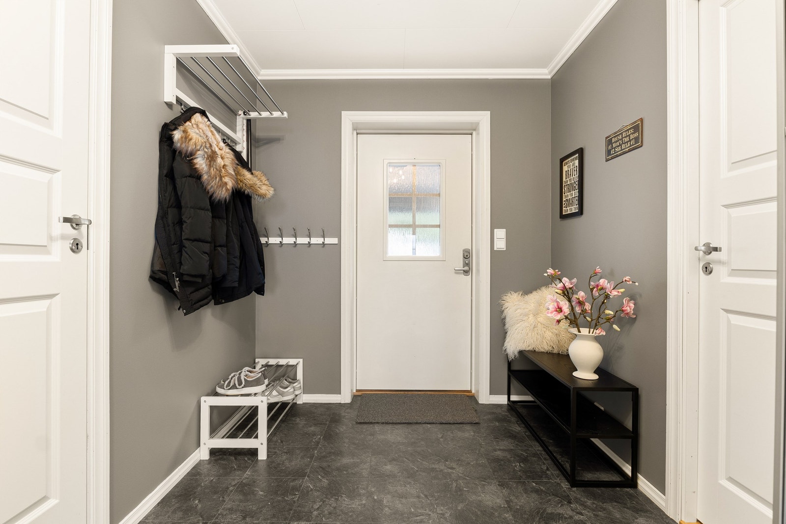 Romslig entré i 1. etasje med god plass til oppbevaring av klær og sko. Galleribilde