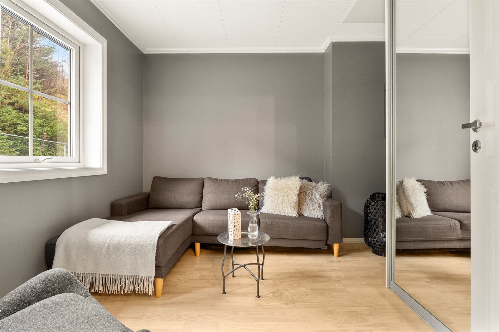 Boligens 1. etasje inneholder entré/gang, soverom, bad og åpen stue- kjøkkenløsning. Galleribilde