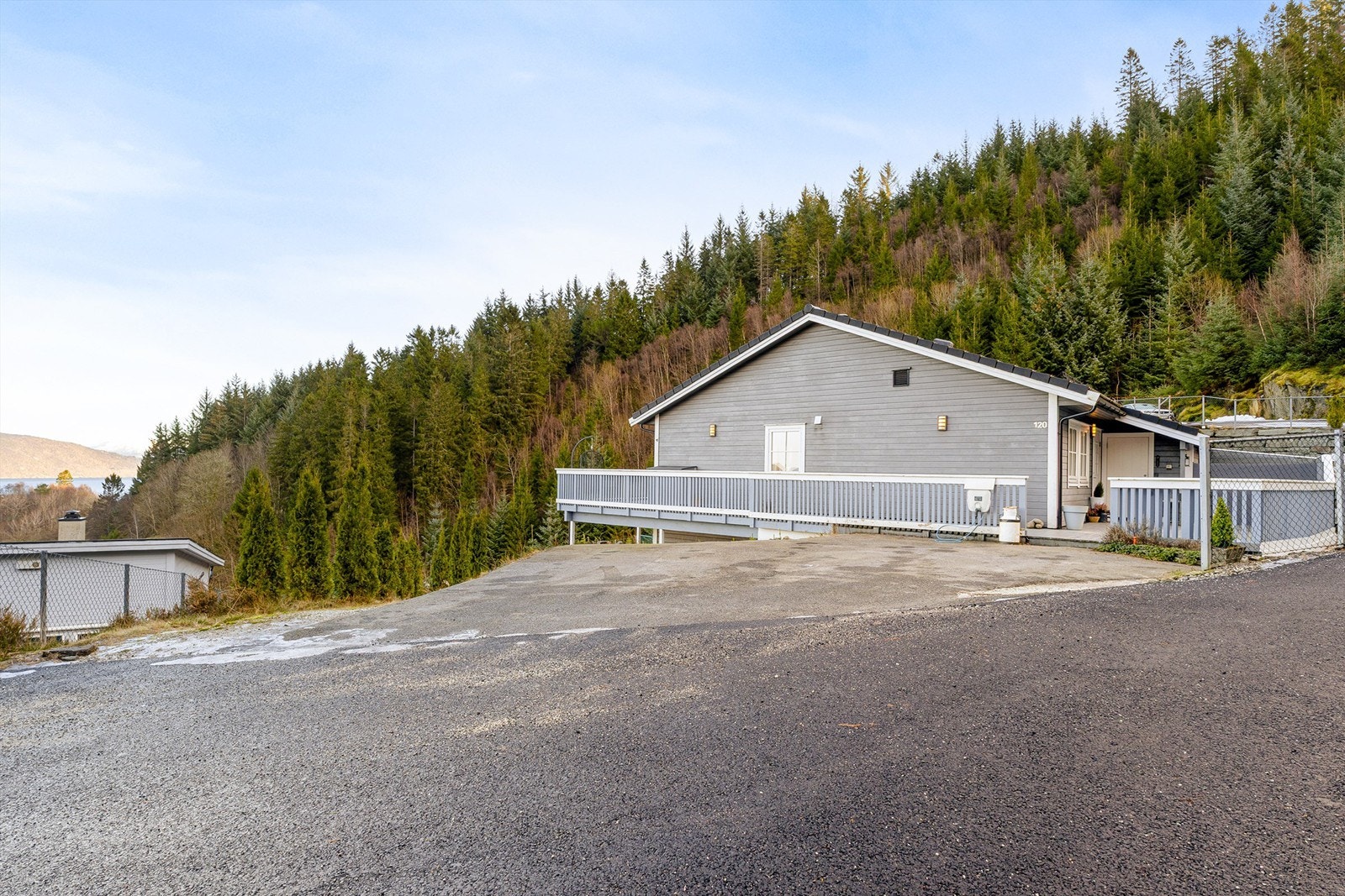 Boligen disponerer stor biloppstillingsplass med egen el-bil lader. Galleribilde