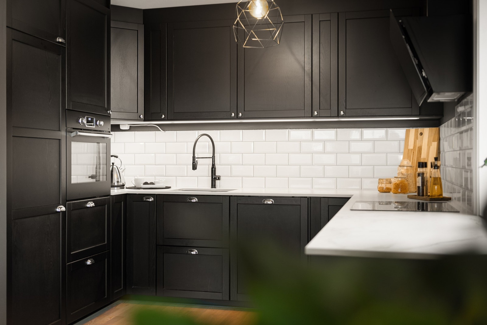 Rikelig med skap- og benkeplass og praktiske, takhøye skap gir god utnyttelse av kjøkkenet. Galleribilde