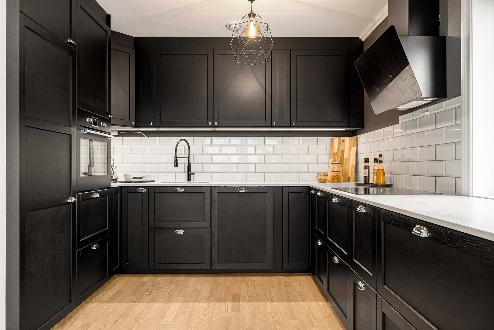 Lekker og stilren IKEA kjøkkeninnredning fra 2024 med profilerte fronter og benkeplate av keramikk. Galleribilde