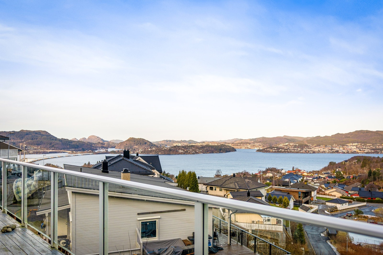 Fantastisk utsikt over fjorden mot Nordhordland. Galleribilde