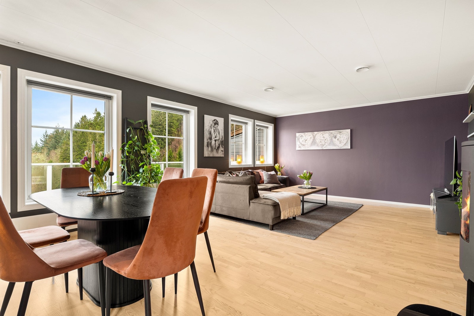 Stuen har parkett på gulv, mens vegger og tak er malt i tidsriktige farger. Galleribilde