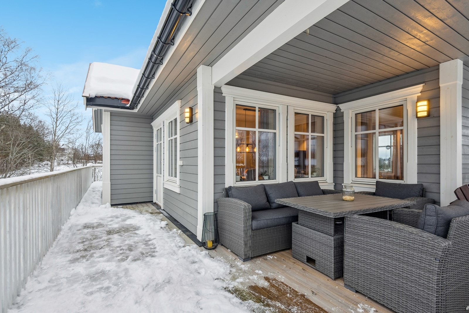 Fra terrassen har man tilgang til stuen via en malt balkongdør med 3-lags isolerglass. Galleribilde