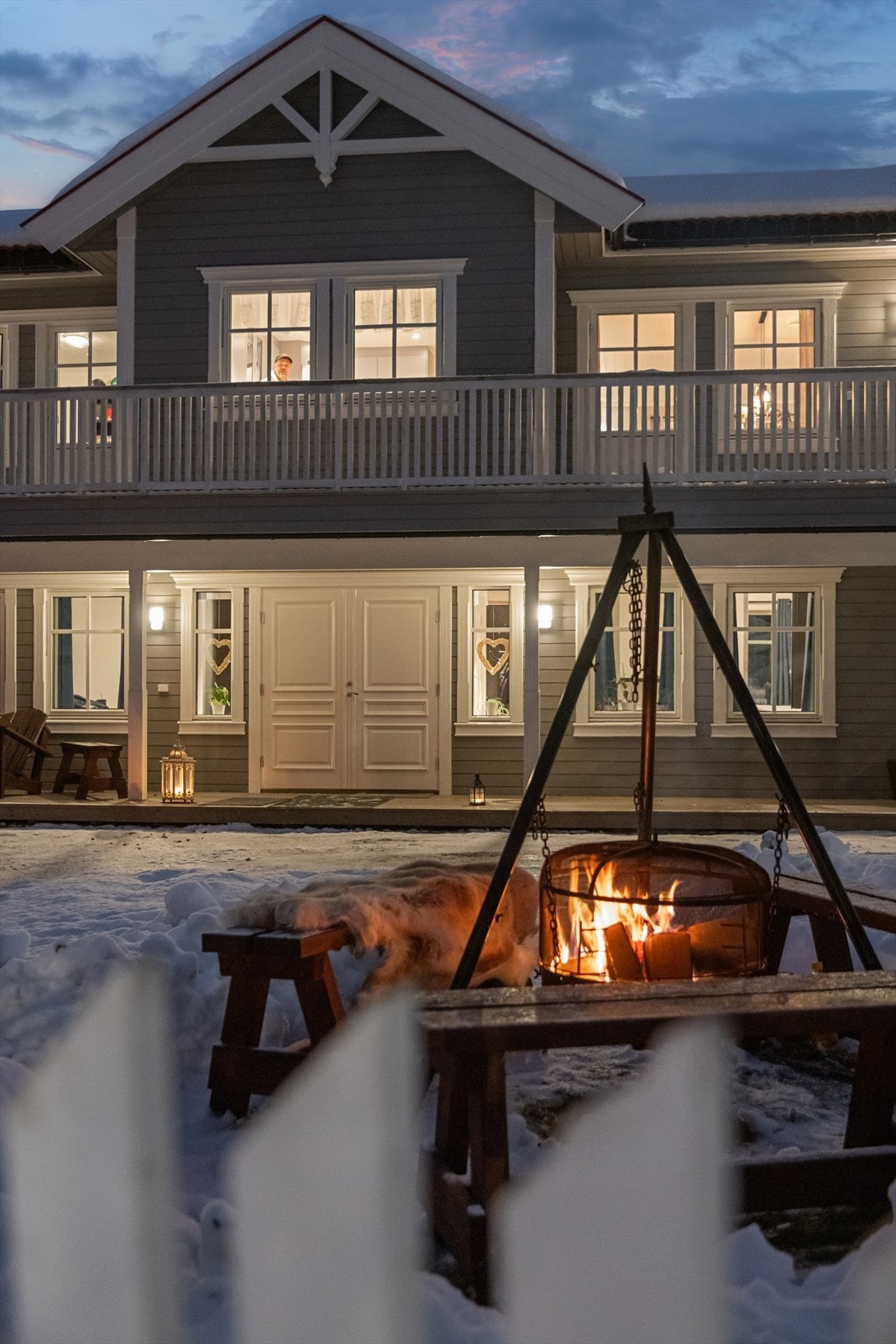 Fasaden har stående bordkledning og en valmet takkonstruksjon med betongtakstein. Galleribilde