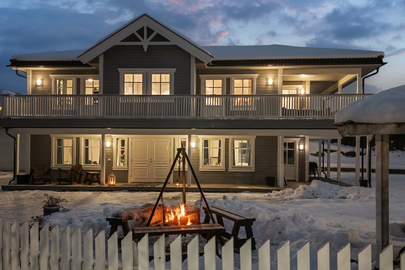 Tomten er opparbeidet med plen og en gruset innkjørsel og gårdsplass. Galleribilde