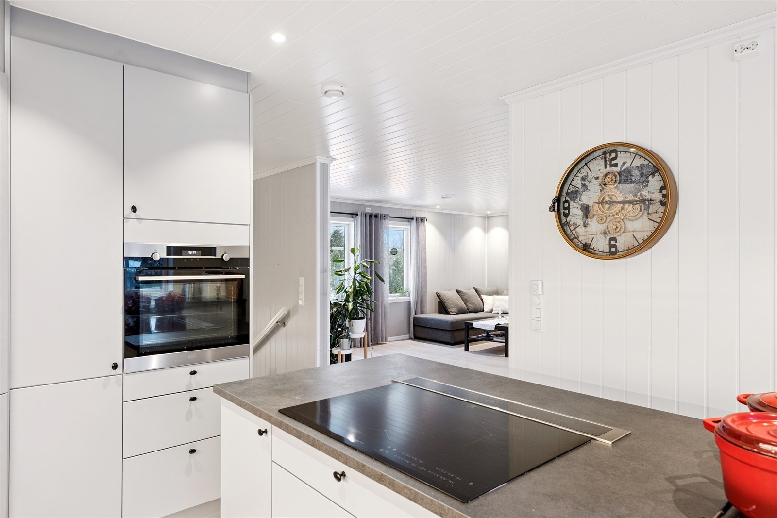 Alle hvitevarer er integrert, inkludert komfyr og oppvaskmaskin. Galleribilde