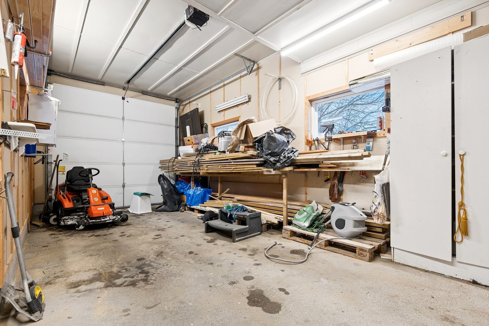 Garasjen gir rikelig med plass for både parkering og lagring av utstyr. Galleribilde