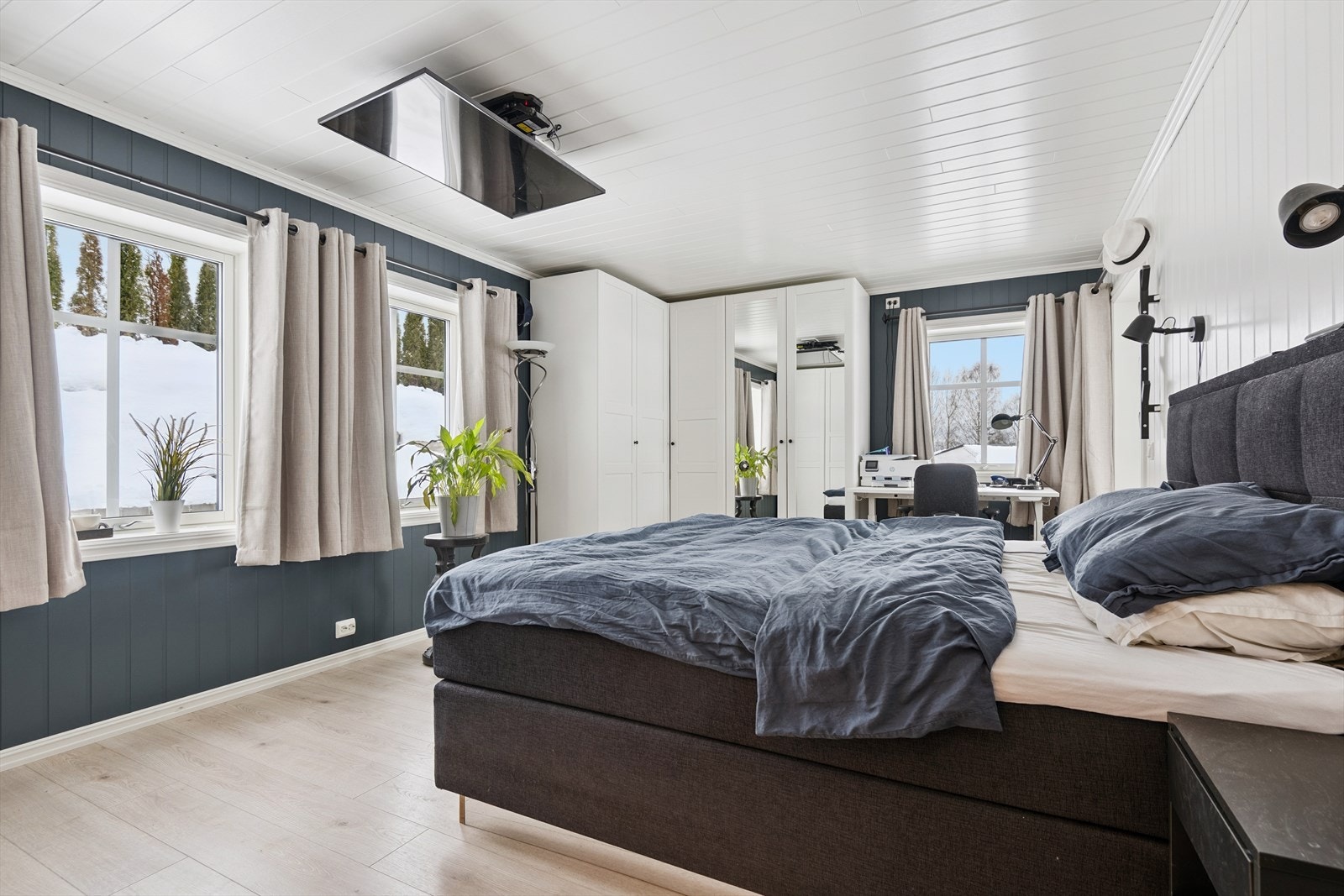 Hovedsoverommet (kan også brukes som TV-stue) ligger i 1.etg etasje og har god plass til dobbeltseng og garderobeskap. Galleribilde