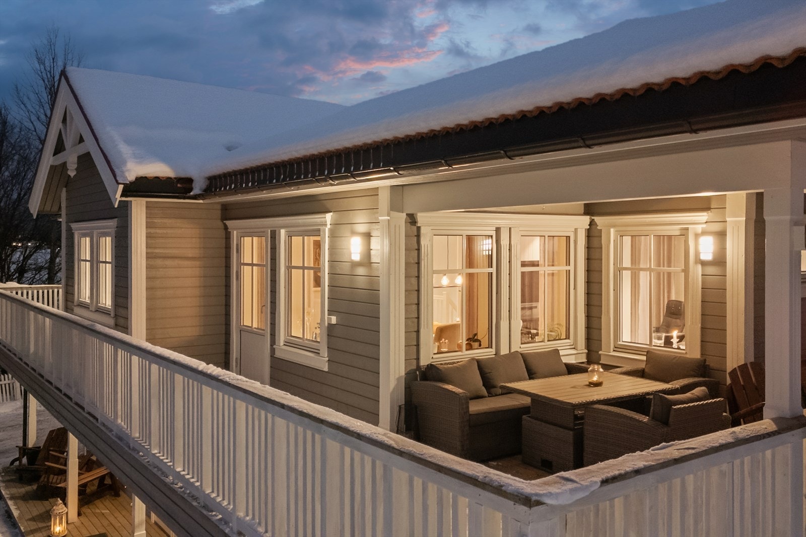 Den store, overbygde terrassen i andre etasje er en flott forlengelse av stuen. Galleribilde