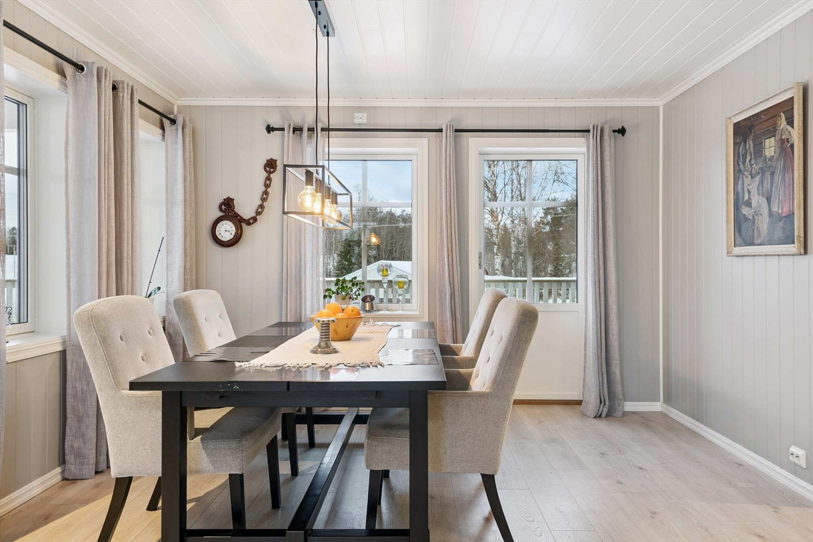 Spisestuen er et naturlig bindeledd i rommet, med god plass til langbord. Galleribilde