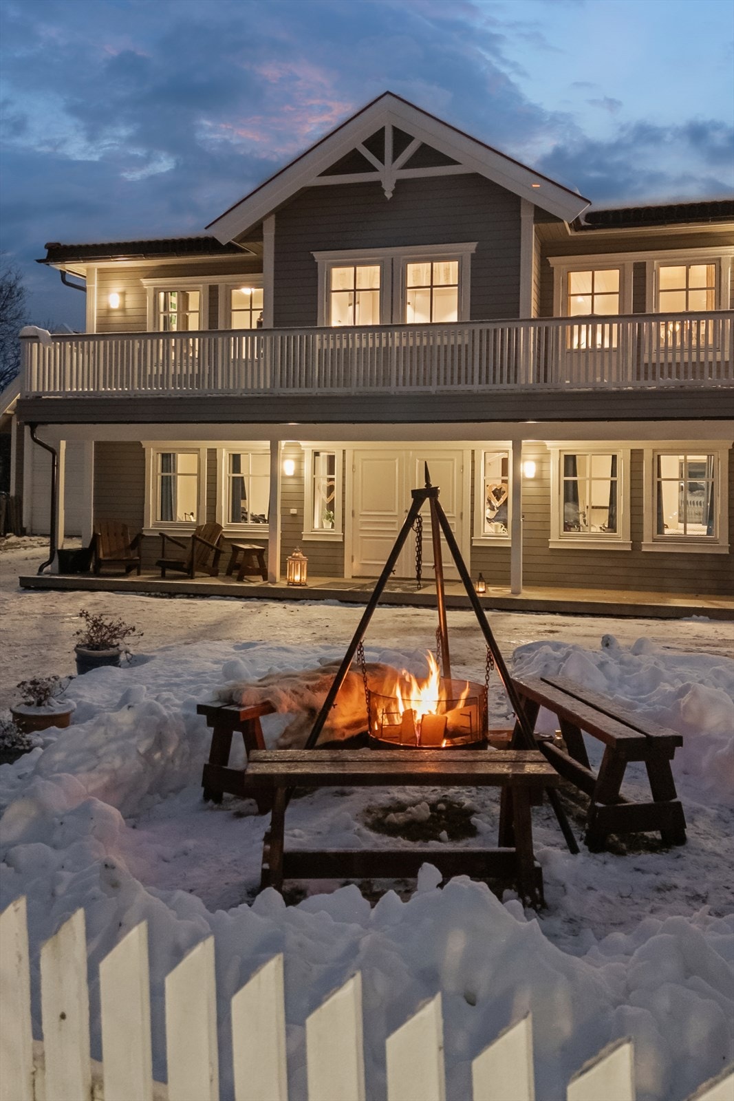 Inngangspartiet er overbygd og har en innbydende, dobbeltfløyet ytterdør. Galleribilde