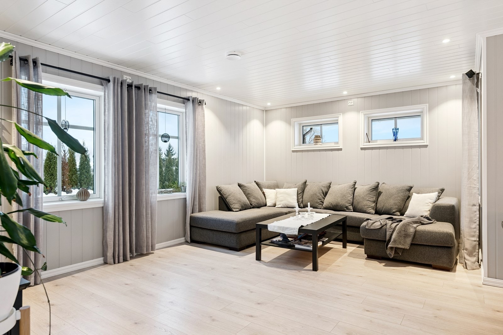 Stuen har god plass til en romslig sofagruppe og flere møbleringssoner. Galleribilde