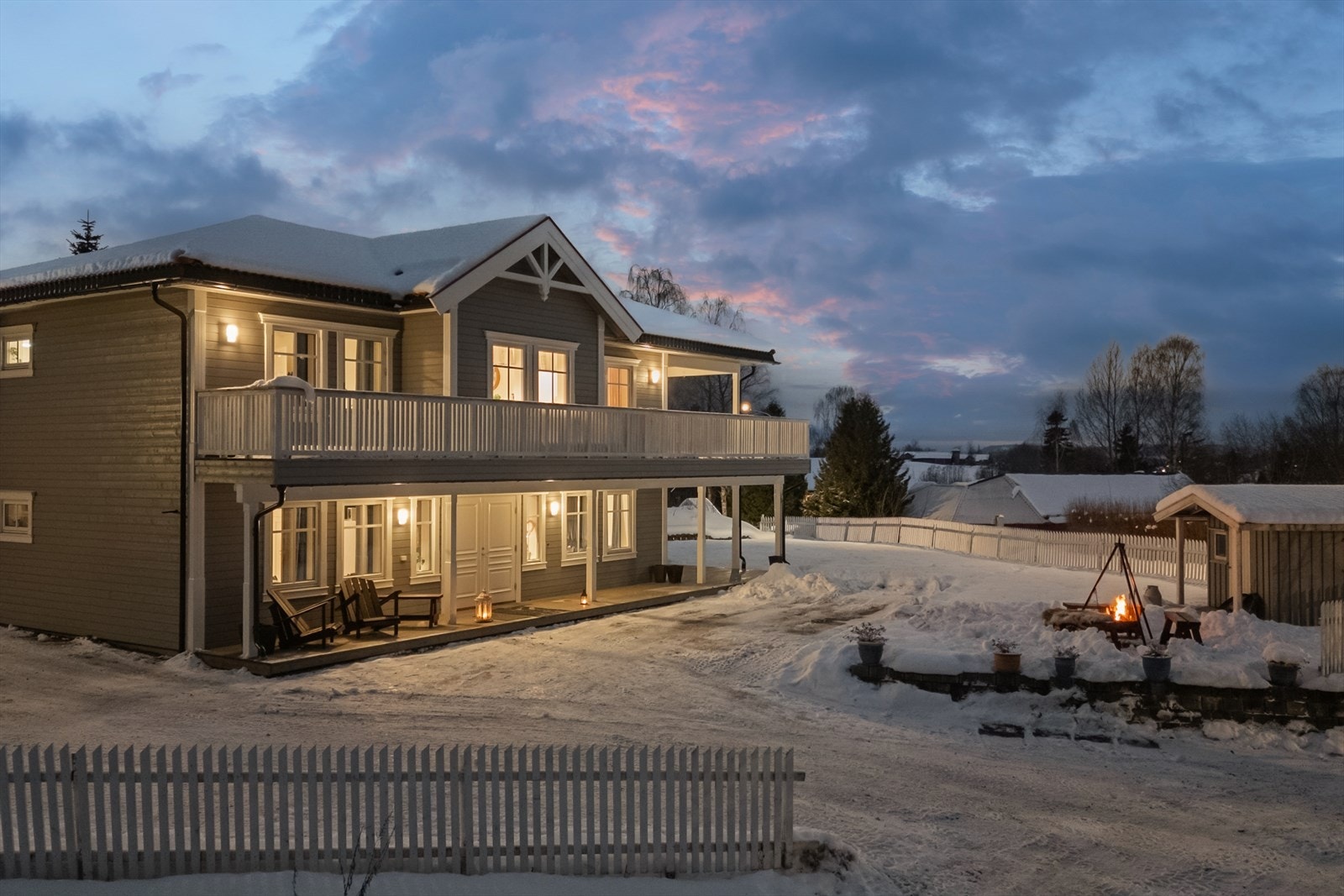 Boligen har store utearealer over begge etasjer, med et samlet terrasse- og balkongareal på 82 m². Galleribilde