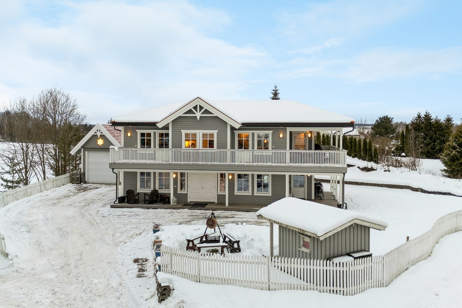 En innholdsrik enebolig fra 2021 med frittstående isolert garasje (isolert rom i 2.etg) og opparbeidet tomt. Galleribilde