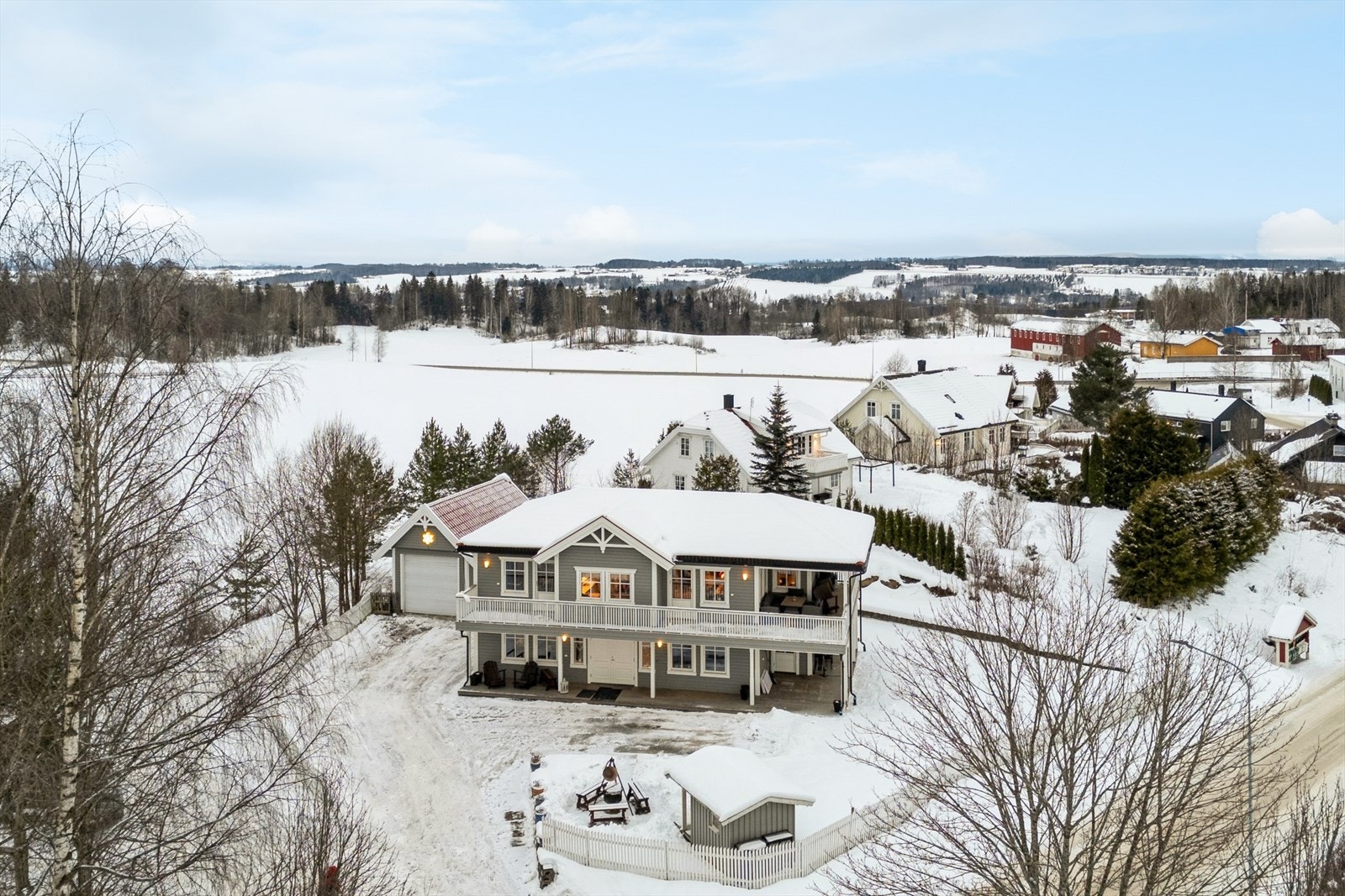 Eiendommen ligger i et etablert boligområde med landlige og åpne omgivelser. Galleribilde