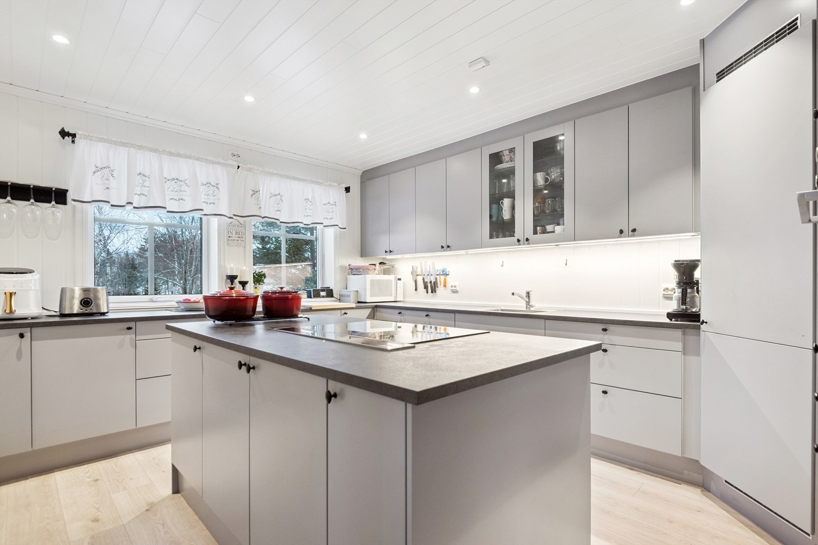 Moderne og velutstyrt kjøkken fra Sigdal med slette fronter og rikelig med lagringsplass. Galleribilde