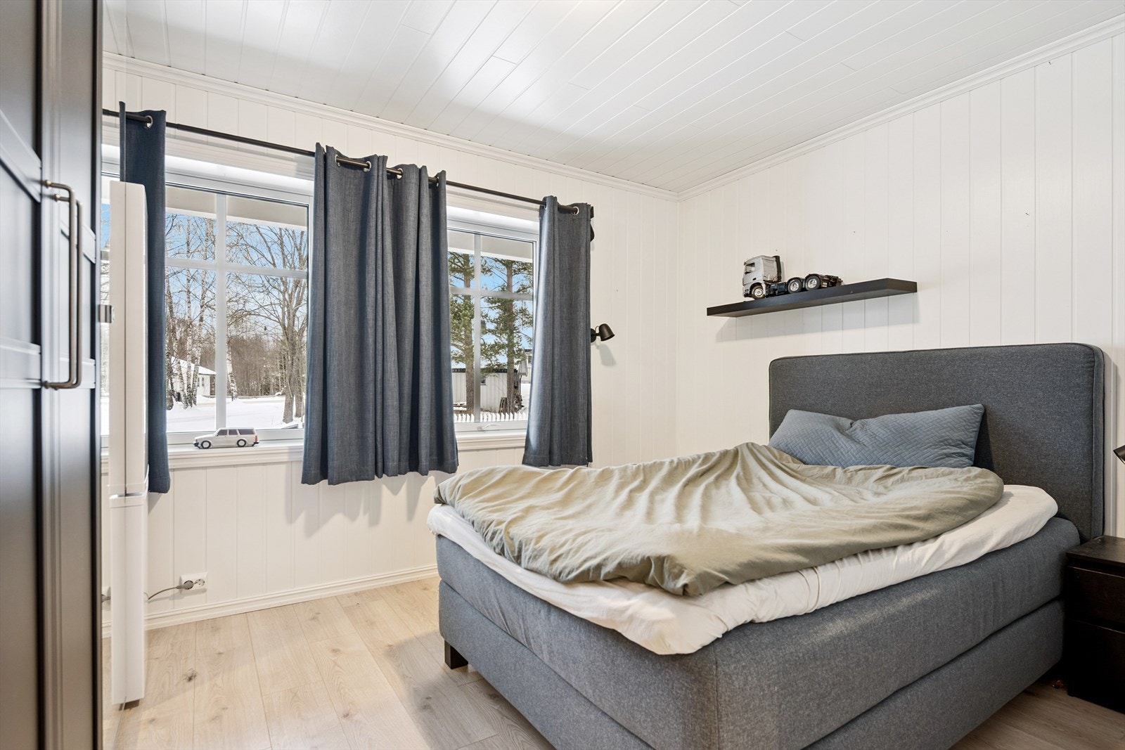 Boligens andre soverom i første etg. har god plass til seng og oppbevaring. Galleribilde