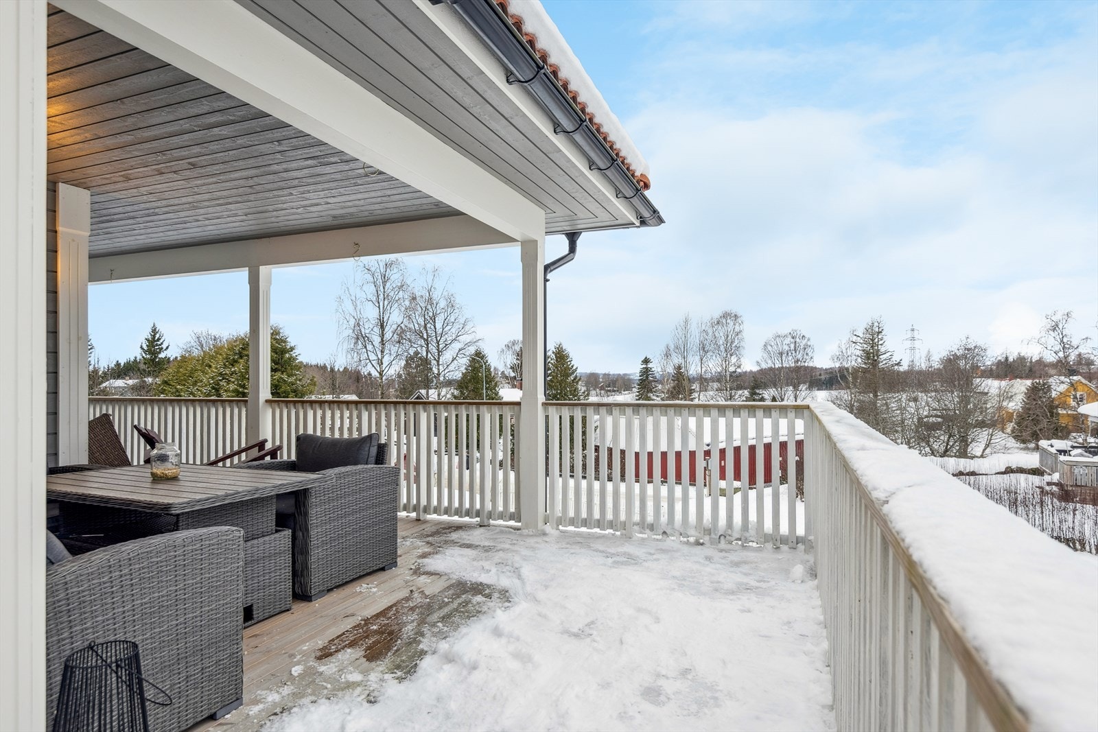 Uteplassen er delvis overbygd, noe som gir ly for vær og vind. Galleribilde